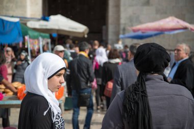 Kudüs, Israil-11 Nisan 2014: Kudüs, Israil 'in çarşı sokaklarında Insanlar