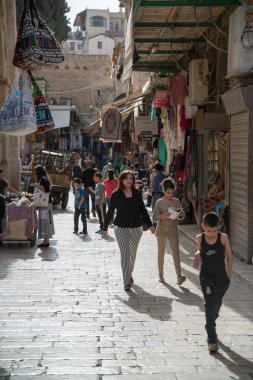 Kudüs, Israil-11 Nisan 2014: Kudüs, Israil 'in çarşı sokaklarında Insanlar