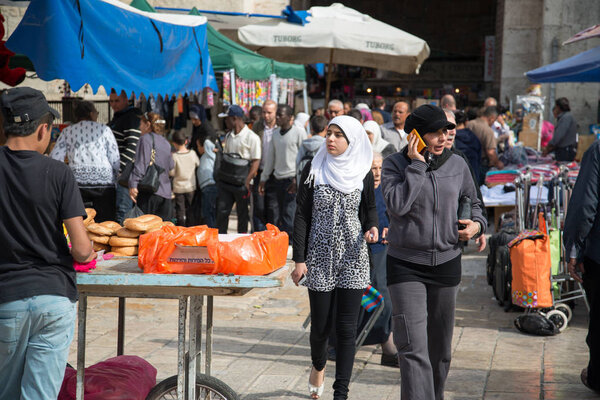 Иерусалим, Израиль - 11 апреля 2014 г.: Люди на базарах Иерусалима, Израиль
