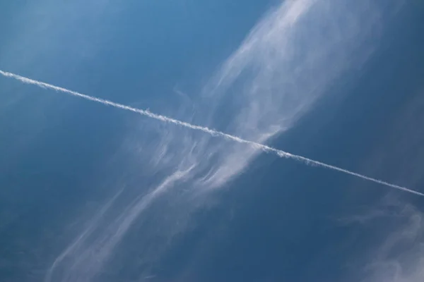 Jet Μονοπάτια Γνωστή Chemtrails Contrails Πάνω Από Φόντο Του Ουρανού — Φωτογραφία Αρχείου