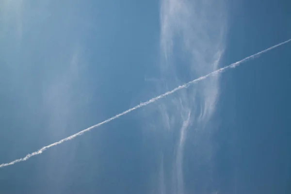 青い空を背景にケムトレイルまたは飛行機雲と呼ばれるジェット コース — ストック写真