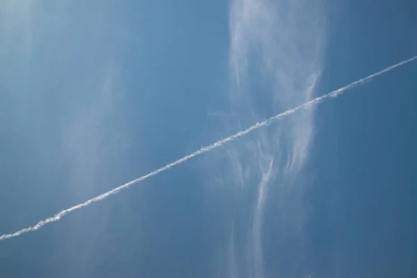 Sentieri Aerei Noti Come Scie Chimiche Contrasti Sfondo Blu Cielo — Foto Stock