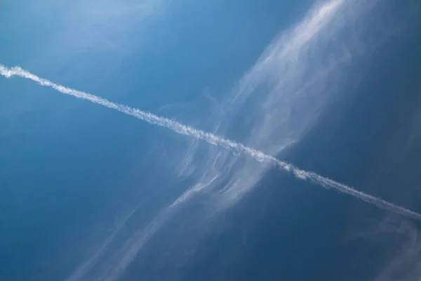 Sentieri Aerei Noti Come Scie Chimiche Contrasti Sfondo Blu Cielo — Foto Stock