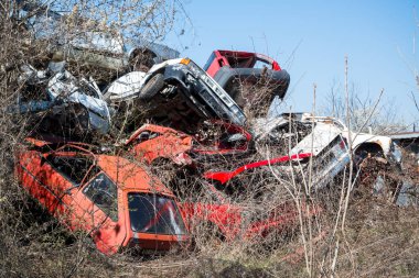 Manastır, Makedonya - 22 Mart 2017: eski arabalar hurda yığını üzerinde