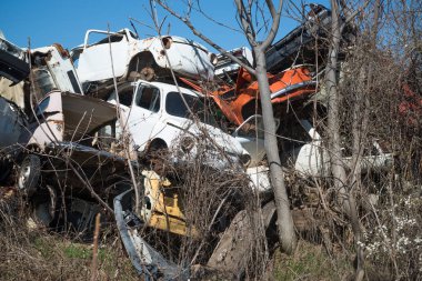 Manastır, Makedonya - 22 Mart 2017: eski arabalar hurda yığını üzerinde