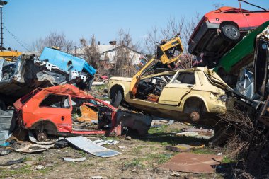 Manastır, Makedonya - 22 Mart 2017: eski arabalar hurda yığını üzerinde