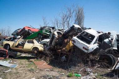 Manastır, Makedonya - 22 Mart 2017: eski arabalar hurda yığını üzerinde