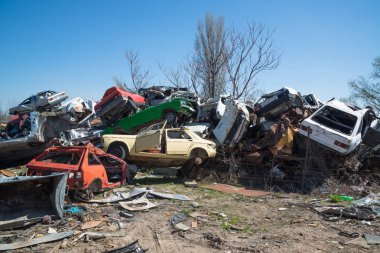 Manastır, Makedonya - 22 Mart 2017: eski arabalar hurda yığını üzerinde