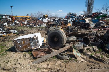 Manastır, Makedonya - 22 Mart 2017: eski arabalar hurda yığını üzerinde