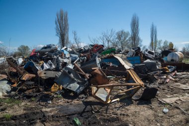 Manastır, Makedonya - 22 Mart 2017: eski arabalar hurda yığını üzerinde