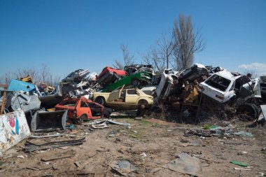 Manastır, Makedonya - 22 Mart 2017: eski arabalar hurda yığını üzerinde