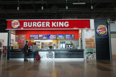 Skopje, Makedonya - 23 Şubat 2017: Skopje Havaalanı salonu Burger King restoranı. Burger King hamburger fast food restoranlar Amerikan küresel zinciridir
