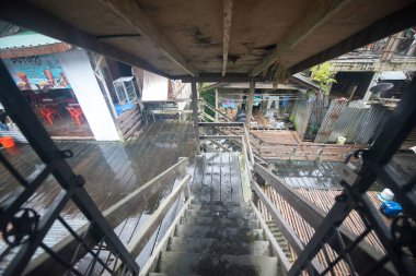 Damnoen Saduak, Tayland-Circa Şubat 2016: Damnoen Saduak Tayland yüzen Pazar. Renkli meyveler, sebzeler ve Tay mutfağı ile yüklü birçok küçük tekne featuring.