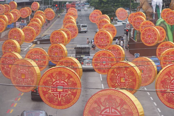 中国の赤いランタン通りにぶら下がって シンガポールの新年の準備 — ストック写真