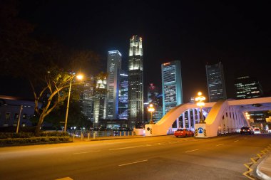 Singapur - yaklaşık Ocak 2015: Geceleri Singapur cityscape 