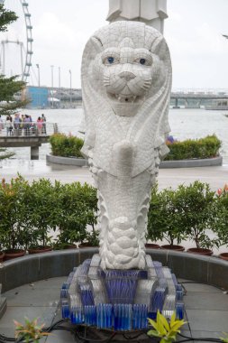 Singapur-Circa Ocak 2015 : Merlion çeşmesi ve Singapur silueti. Merlion bir aslan kafası ve bir balık gövdesi ile efsanevi bir yaratık, ve Singapur bir sembolü olarak görülüyor
