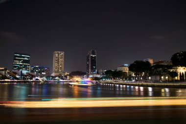 Singapur - yaklaşık Ocak 2015: Gece Singapur cityscape ile yansıtmak