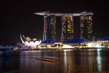 Singapur - Circa Ocak 2015 : Marina Bay Sands otel ve Lotus Mimarlık Singapur gece vurgulanır