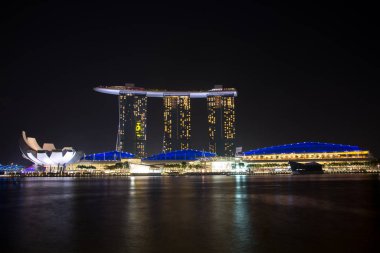 Singapur - Circa Ocak 2015 : Marina Bay Sands otel ve Lotus Mimarlık Singapur gece vurgulanır