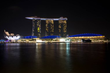 Singapur - Circa Ocak 2015 : Marina Bay Sands otel ve Lotus Mimarlık Singapur gece vurgulanır