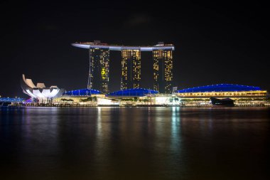 Singapur - Circa Ocak 2015 : Marina Bay Sands otel ve Lotus Mimarlık Singapur gece vurgulanır