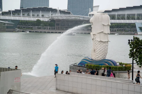 싱가포르 Circa 2015 멀라이언 분수와 싱가포르 스카이 멀라이언은 사자의 머리와 — 스톡 사진