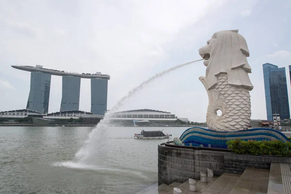 싱가포르 Circa 2015 멀라이언 분수와 싱가포르 스카이 멀라이언은 사자의 머리와 — 스톡 사진