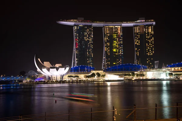 新加坡 Circa 2015 滨海湾金沙酒店和莲花建筑在新加坡的夜间突出 — 图库照片