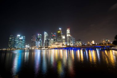 Singapur - yaklaşık Ocak 2015: Gece Singapur cityscape ile yansıtmak