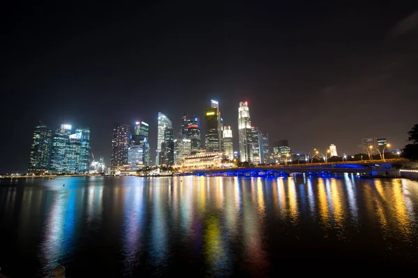 新加坡 2015 新加坡城市景观在夜间与反射 — 图库照片