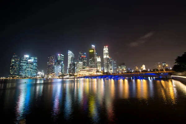 Singapore Circa Januari 2015 Singapore Cityscape Nachts Met Reflecteren — Stockfoto