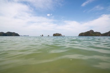 Tayland güzel gökyüzü ve deniz manzarası. Tatil konsepti