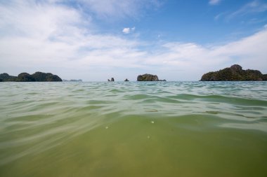 Tayland güzel gökyüzü ve deniz manzarası. Tatil konsepti