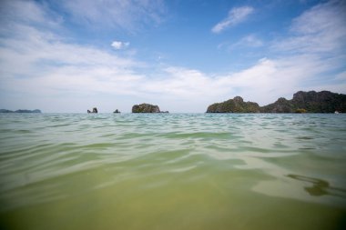 Tayland güzel gökyüzü ve deniz manzarası. Tatil konsepti