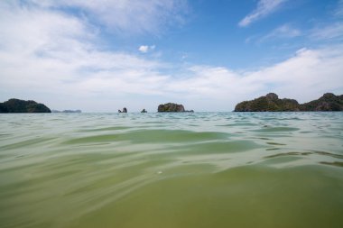Tayland güzel gökyüzü ve deniz manzarası. Tatil konsepti