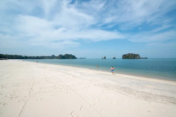 タイの美しい空と穏やかな砂浜 休暇の概念 — ストック写真