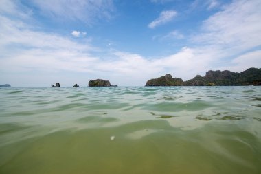 Tayland güzel gökyüzü ve deniz manzarası. Tatil konsepti
