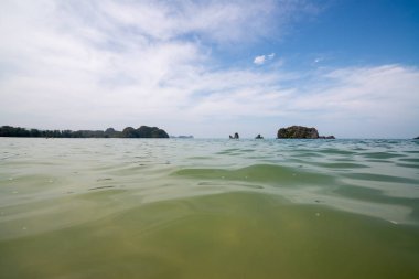 Tayland güzel gökyüzü ve deniz manzarası. Tatil konsepti