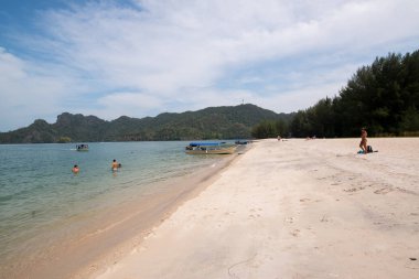 Tayland 'da zümrüt suyu ile güzel tropikal ada plaj. Tatil tatil konsepti