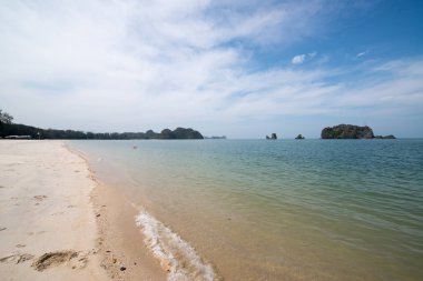 Tayland 'da zümrüt suyu ile güzel tropikal ada plaj. Tatil tatil konsepti