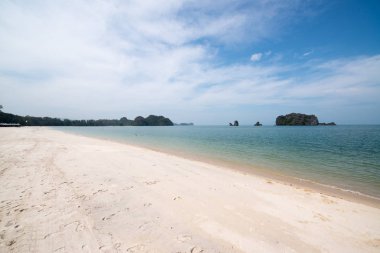 Tayland 'da zümrüt suyu ile güzel tropikal ada plaj. Tatil tatil konsepti