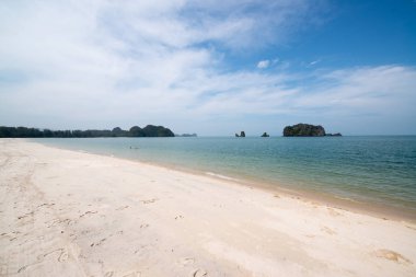 Tayland 'da zümrüt suyu ile güzel tropikal ada plaj. Tatil tatil konsepti