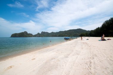 Tayland 'da zümrüt suyu ile güzel tropikal ada plaj. Tatil tatil konsepti