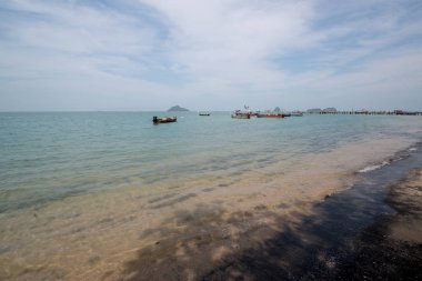 Tayland 'da zümrüt suyu ile güzel tropikal ada plaj. Tatil tatil konsepti