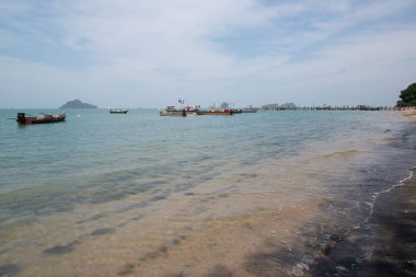 Tayland 'da zümrüt suyu ile güzel tropikal ada plaj. Tatil tatil konsepti