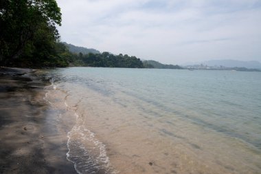 Tayland 'da zümrüt suyu ile güzel tropikal ada plaj. Tatil tatil konsepti