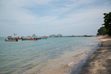 Tayland 'da zümrüt suyu ile güzel tropikal ada plaj. Tatil tatil konsepti