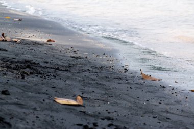 Tayland 'da zümrüt suyu ile güzel tropikal ada plaj. Tatil tatil konsepti
