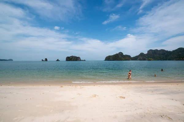 Belle Plage Île Tropicale Avec Eau Émeraude Thaïlande Concept Vacances — Photo