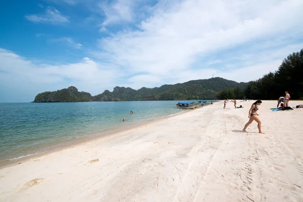 Bella Spiaggia Dell Isola Tropicale Con Acqua Color Smeraldo Thailandia — Foto Stock